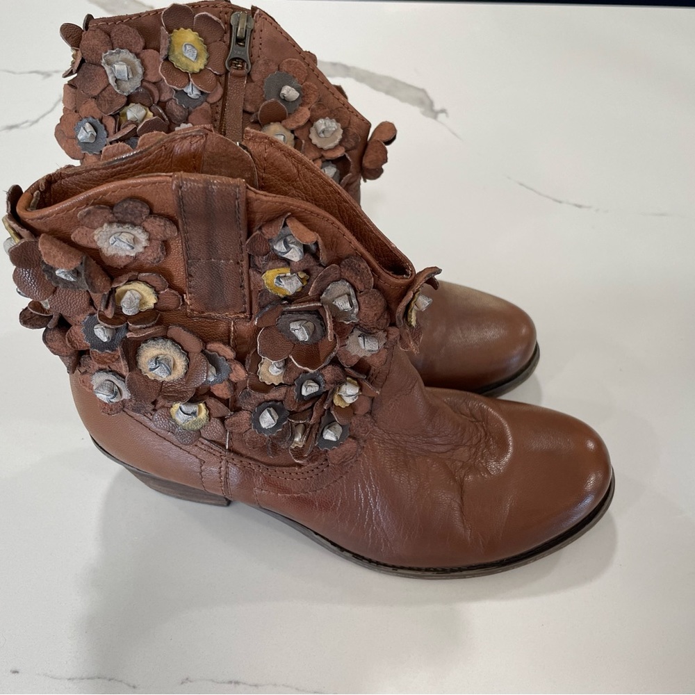 Sheridan Mia Brown Leather Boots Floral Applique Design Side Zipper Size 38 7.5